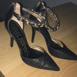 Gold chain ankle strapped heels✨